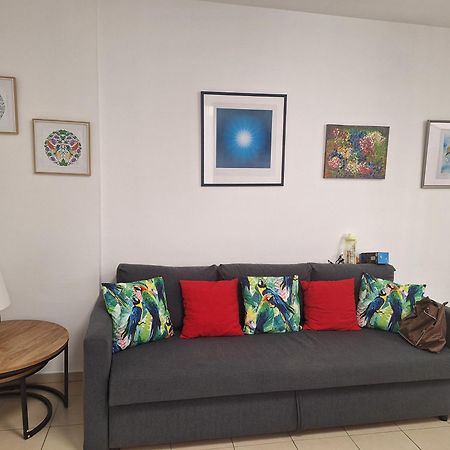 Amazing Apartment For 3 Guests Steps From The Beach Netanya Exterior photo
