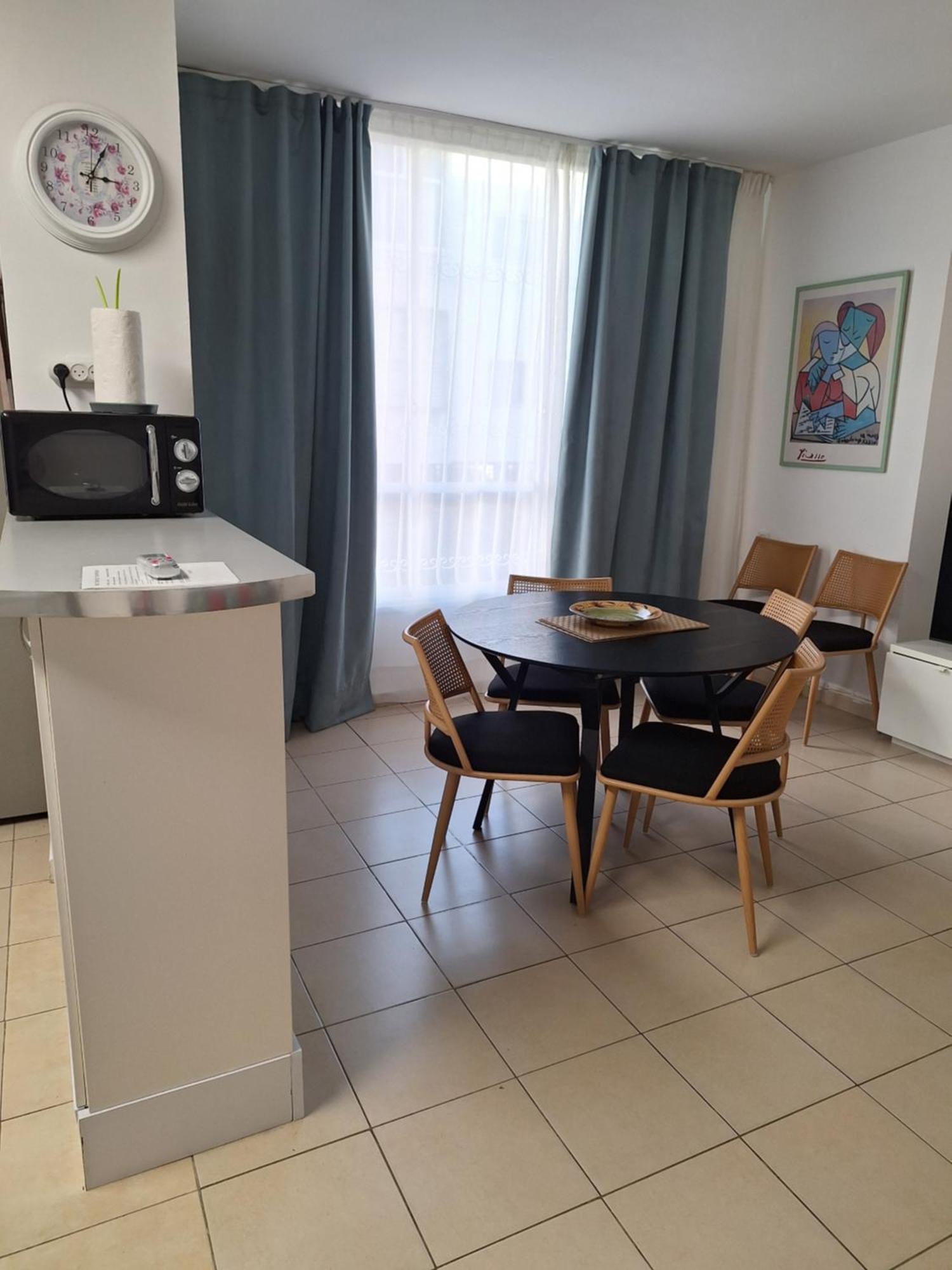 Amazing Apartment For 3 Guests Steps From The Beach Netanya Exterior photo