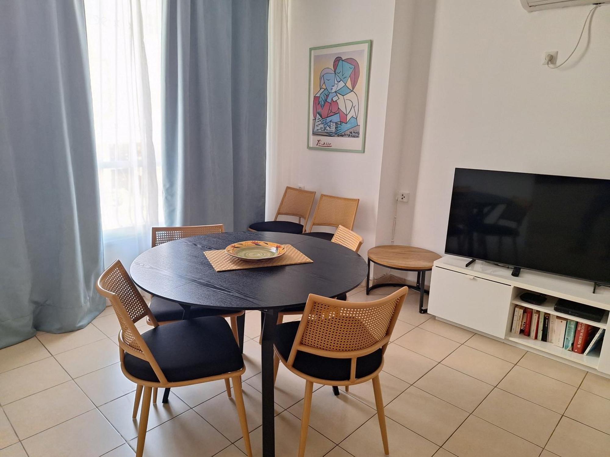 Amazing Apartment For 3 Guests Steps From The Beach Netanya Exterior photo