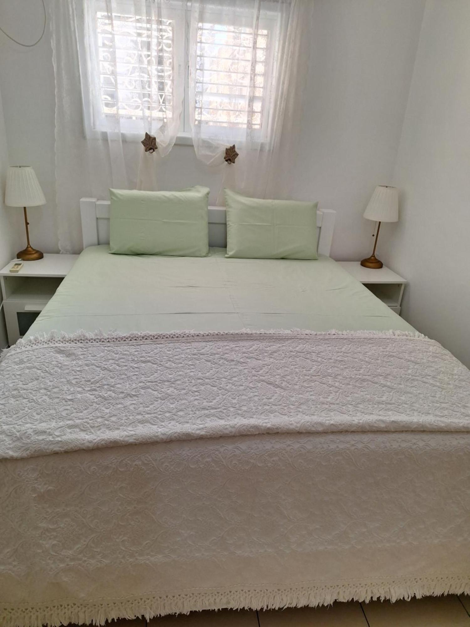 Amazing Apartment For 3 Guests Steps From The Beach Netanya Exterior photo